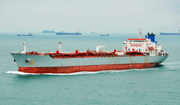 Navio-tanque navegando em alto-mar