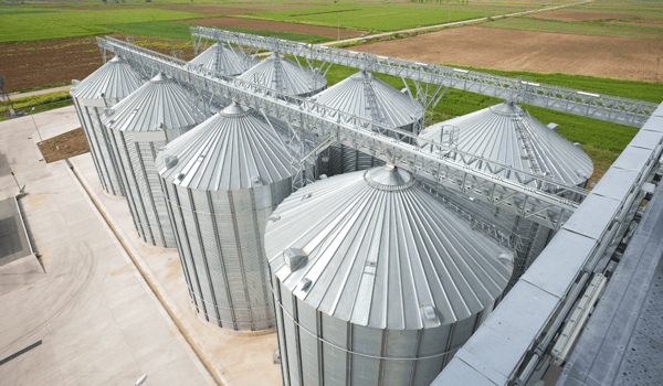 Conjunto de silos metálicos vistos de cima