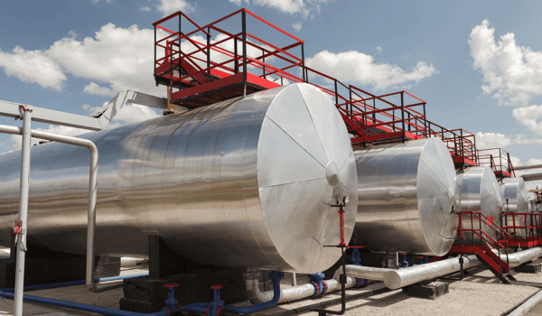 Tanques horizontais metálicos com passarela vermelha